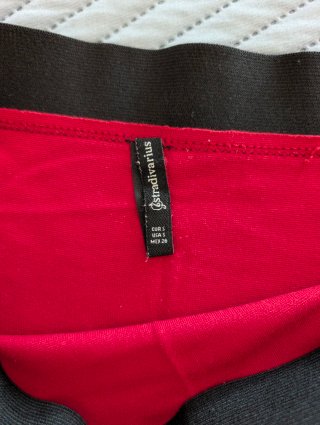 Falda corta Stradivarius roja entallada