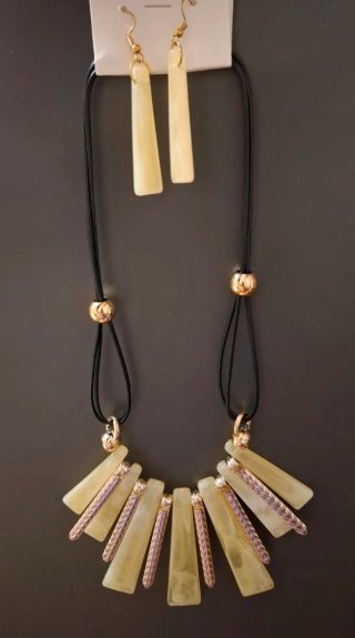 Conjunto collar y pendientes dorados