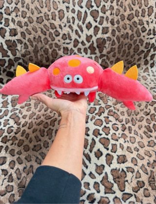 Peluche mostro blu, rosa e giallo