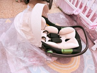 Cochecito bebé beige con silla de coche no pesa