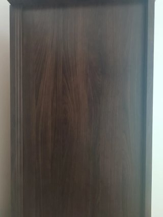 Armario de madera oscura con espejo