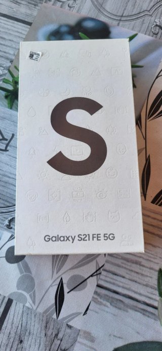 Samsung Galaxy S21 FE 5G Negro + caja + 2 Fundas.