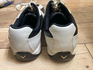 Callaway: Zapatos de golf blancos y negros