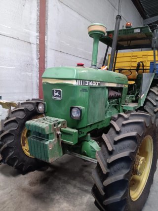 Tractor John Deere 3140 doble tracción.