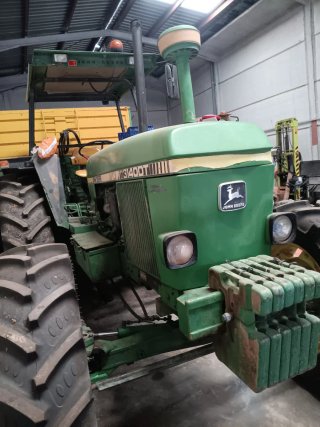 Tractor John Deere 3140 doble tracción.