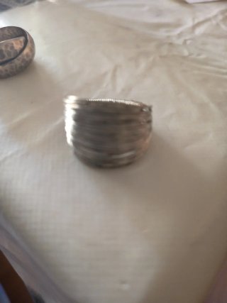Anillos entrelazados de plata martillada
