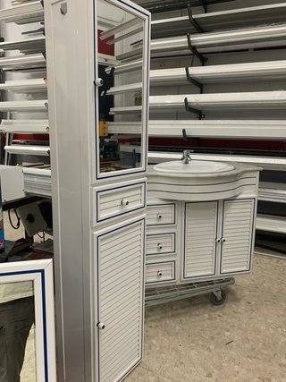 Muebles conjunto de baño blanco y azul aluminio