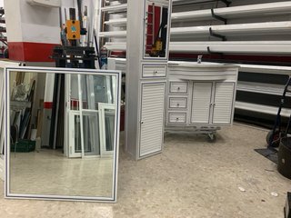 Muebles conjunto de baño blanco y azul aluminio