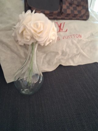 Jarrón de cristal con flores de tela