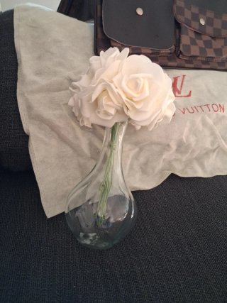 Jarrón de cristal con flores de tela