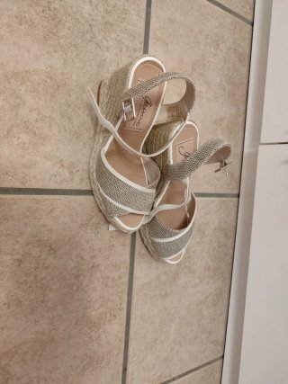 Sandalias Beige y Dorado talla 35 pero equivale 36
