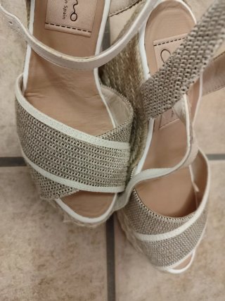 Sandalias Beige y Dorado talla 35 pero equivale 36