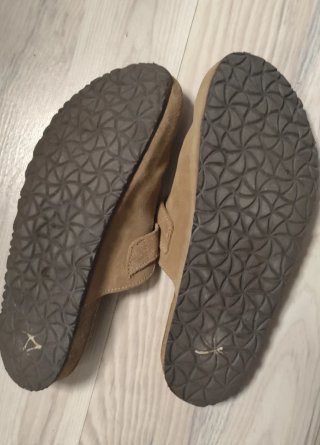 Zuecos estilo Birkenstock marrones