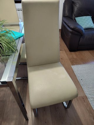 Sillas de comedor beige y plateadas
