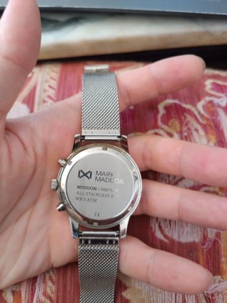 Reloj Mark Maddox azul y plateado defectuoso