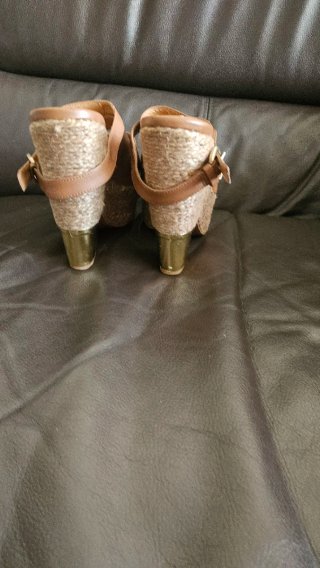 Sandalias cuña Stradivarius marrón y dorado