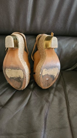 Sandalias cuña Stradivarius marrón y dorado