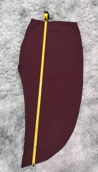 Falda lápiz asimétrica burdeos ZARA