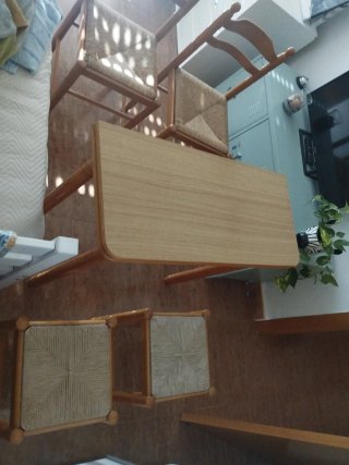 Mesa de cocina extensible más 2 sillas más 2 tabur