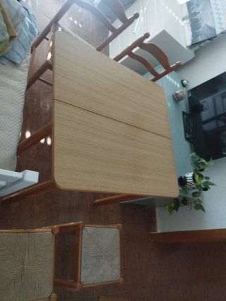 Mesa de cocina extensible más 2 sillas más 2 tabur