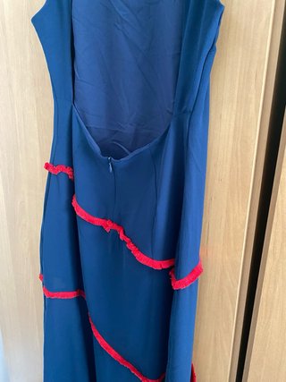 Vestido largo azul con detalles rojos