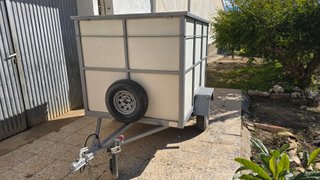 Remolque cerrado para coche con documentación