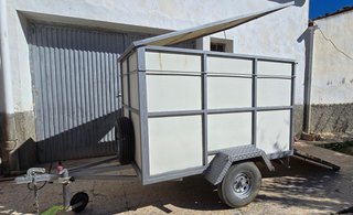 Remolque cerrado para coche con documentación