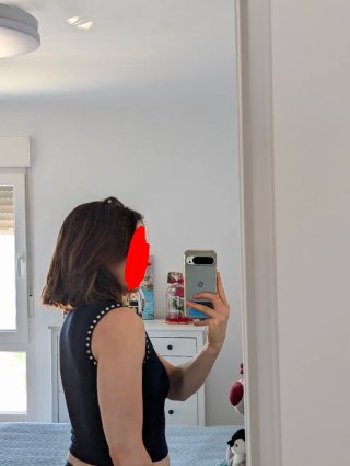 Camiseta top crop Zara tachuelas
