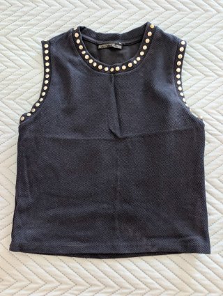 Camiseta top crop Zara tachuelas