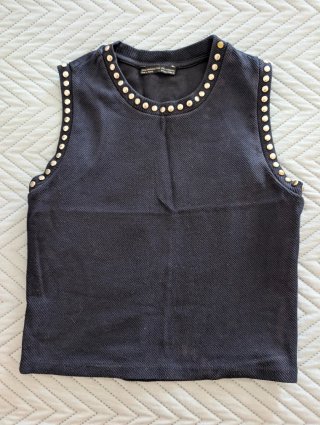 Camiseta top crop Zara tachuelas