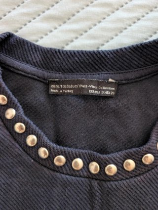 Camiseta top crop Zara tachuelas