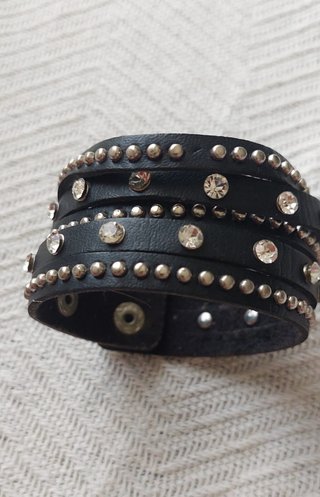 Pulsera negra tachuelas