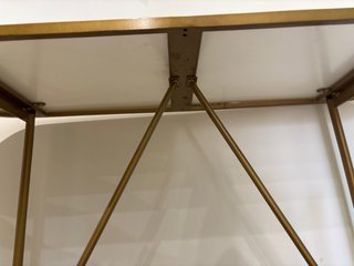 Mesa auxiliar ovalada mármol y metal dorado