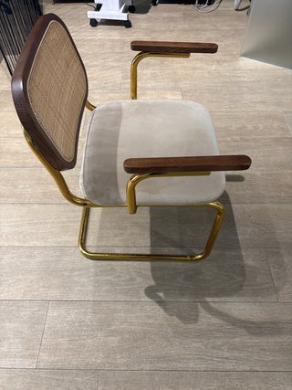 Silla de estudio o salón con detalles dorados