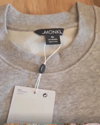 Sudadera Monki gris con hombros abullonados