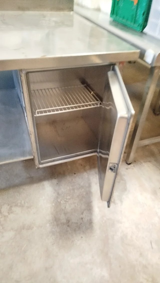 Mesa acero inox con puerta y estante