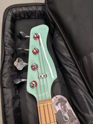 Sire Marcus Miller U5 Escala corta con Lollar