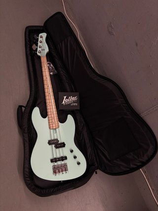 Sire Marcus Miller U5 Escala corta con Lollar