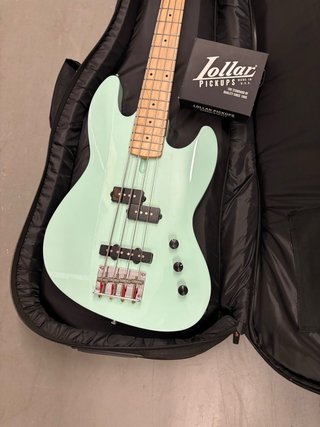 Sire Marcus Miller U5 Escala corta con Lollar