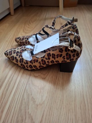 Zapatos tacón leopardo tiras negras