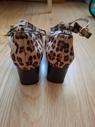 Zapatos tacón leopardo tiras negras