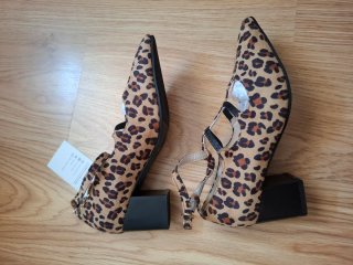 Zapatos tacón leopardo tiras negras