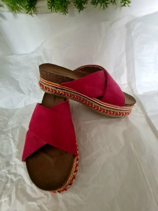 Sandalias de cuña rosa y multicolor