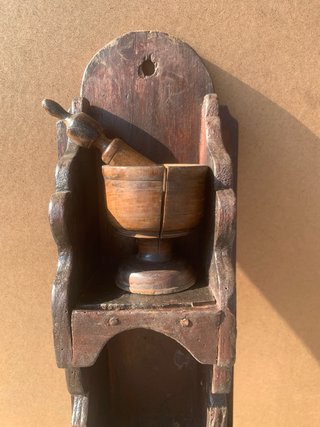 Vitrina de madera antigua con mortero