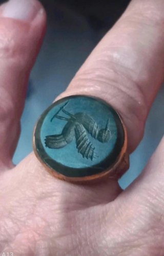 Anello sigillo antico uccello intagliato