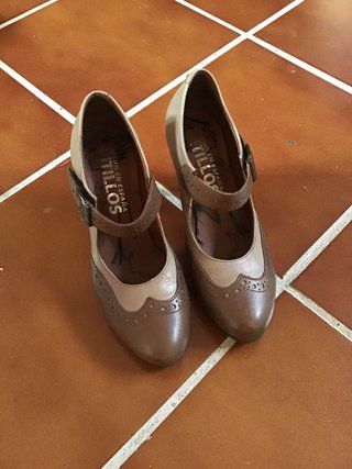 Zapatos Pitillos tacón beige y marrón, talla 36
