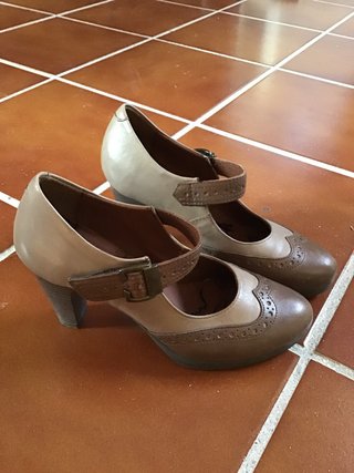 Zapatos Pitillos tacón beige y marrón, talla 36