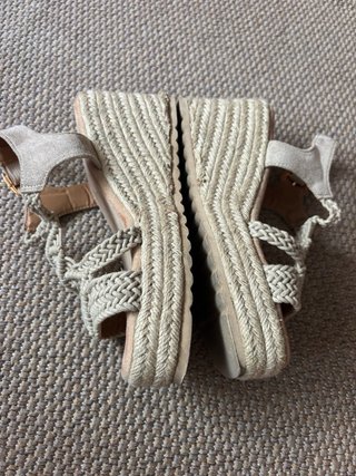 Sandalias cuña beige con tiras de esparto