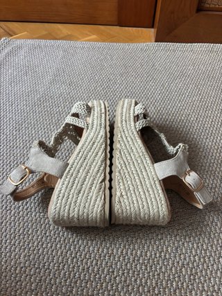 Sandalias cuña beige con tiras de esparto