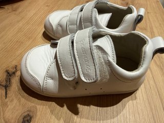 Zapatillas blancas de bebé talla 21